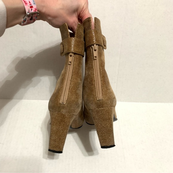 Stuart Weitzman Tan Suede Snip Toe Heeled Booties Women’s Size 7.5 AA Narrow - Picture 5 of 9